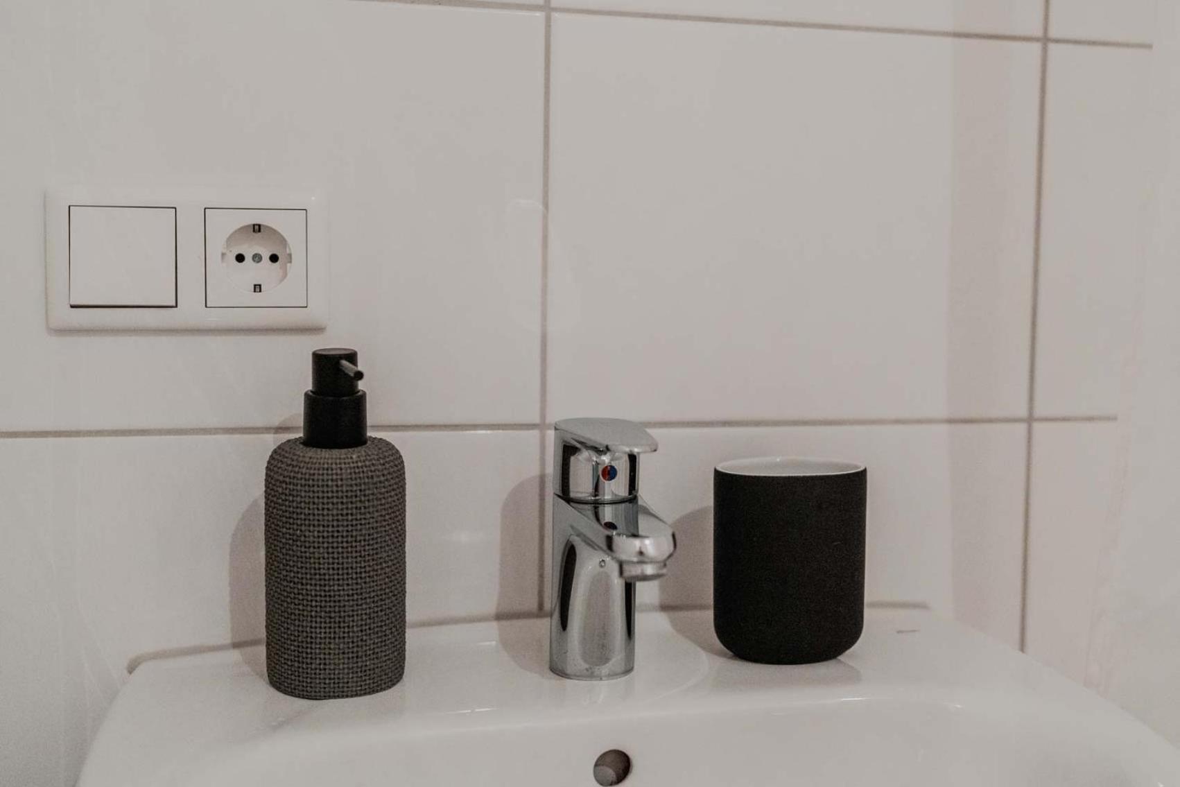 Apartment Mit Kueche, Arbeitsplatz Und Xxl Sofa Neuss Εξωτερικό φωτογραφία