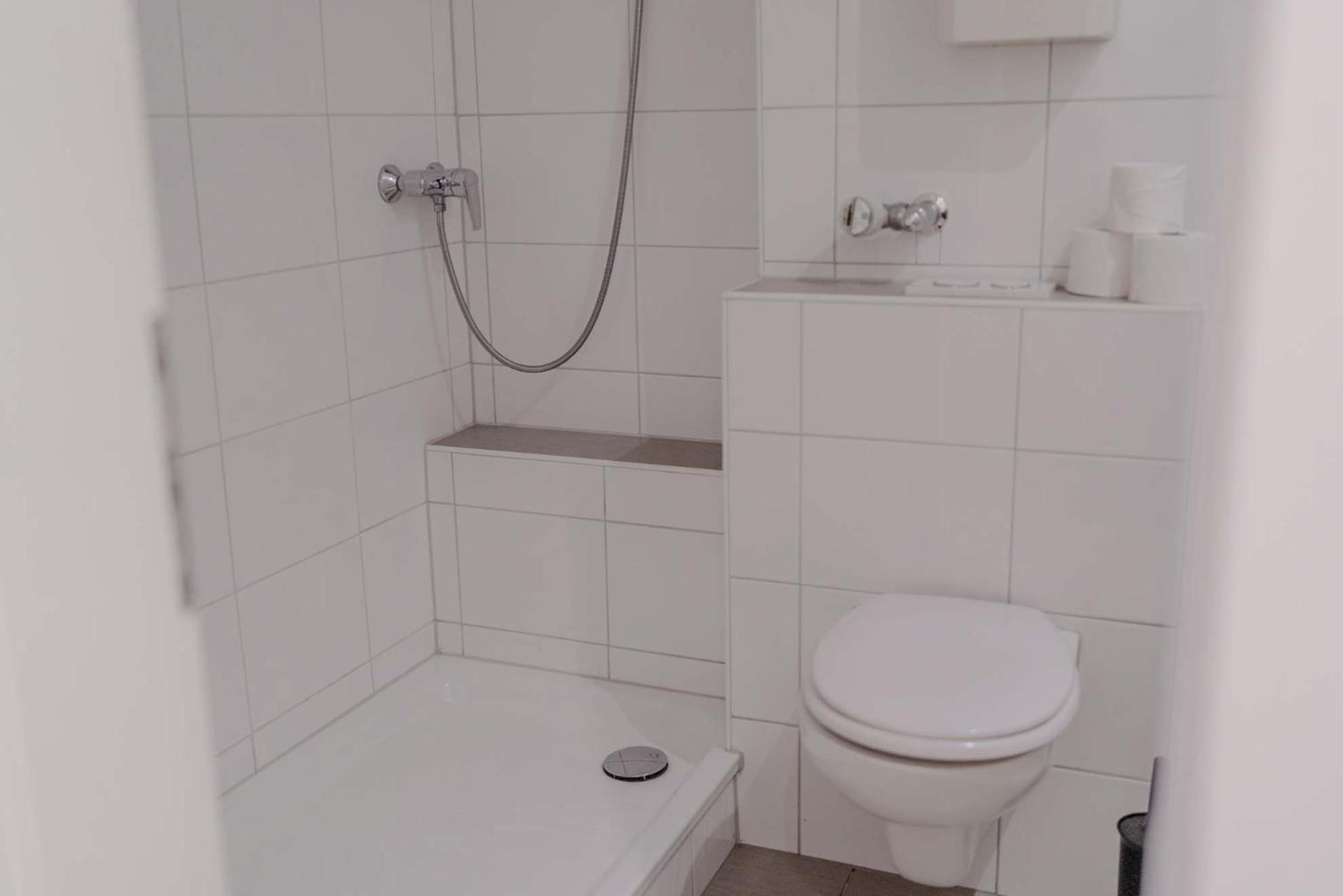 Apartment Mit Kueche, Arbeitsplatz Und Xxl Sofa Neuss Εξωτερικό φωτογραφία